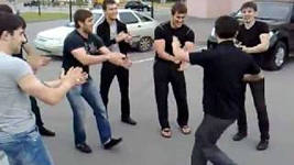 Чеченцы танцуют лезгинку...