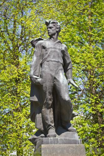 У памятника Владимиру Куриленко.