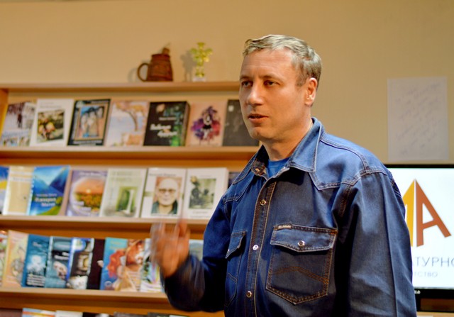 Выступление кемеровского поэта Андрея Пятака на открытии книжного салона