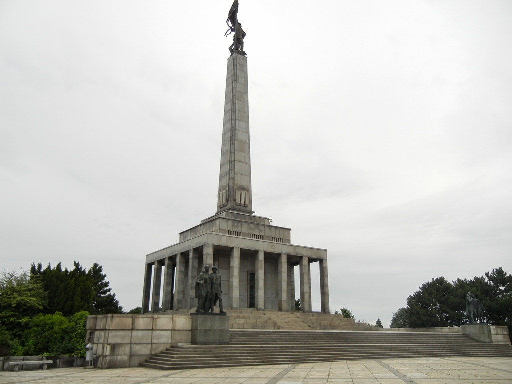У памятника советским воинам
