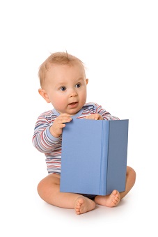 Знакомство малыша с книжкой