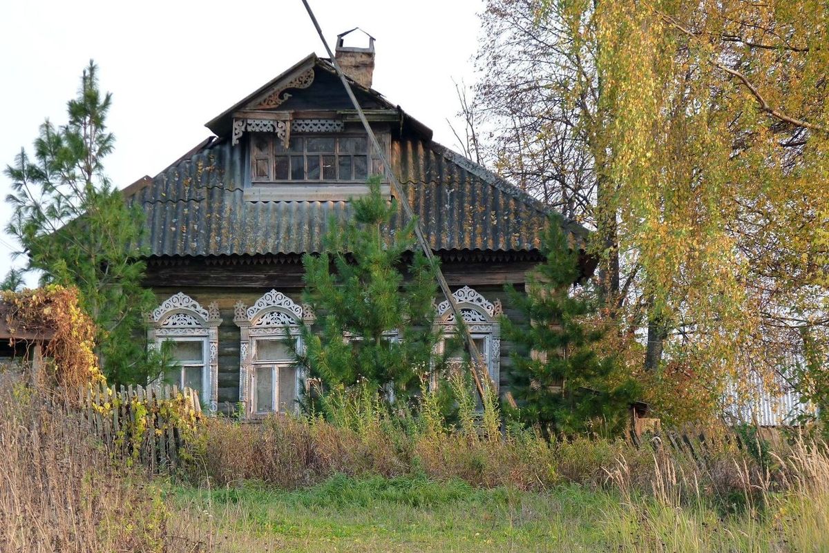 Деревенский домик на пригорке