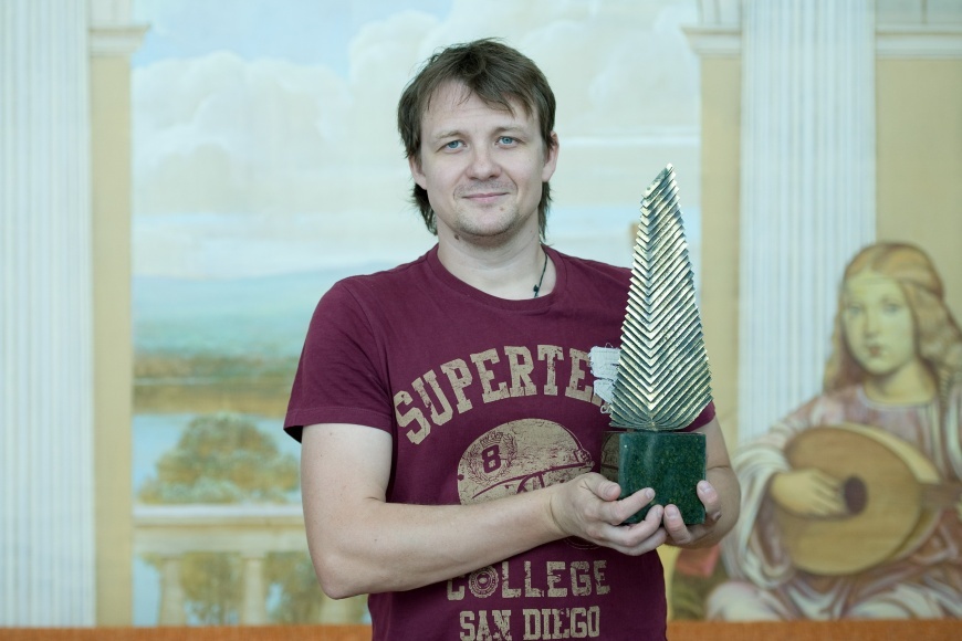 Ведущий артист омского «Арлекина» Дмитрий Войдак издал детскую книжку про стрекозавра